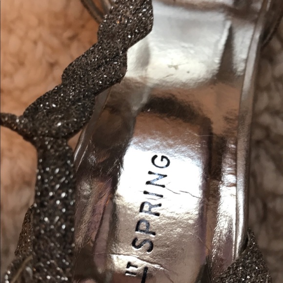 Silver heels - Picture 2 of 4